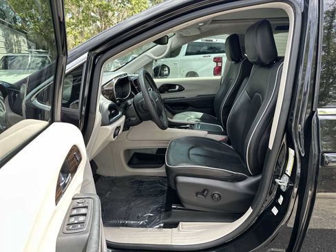 Used 2023 Chrysler Pacifica Limited FWD image 2