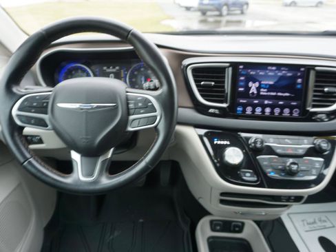 Used 2018 Chrysler Pacifica Touring-L w/ Premium Audio Group image 9
