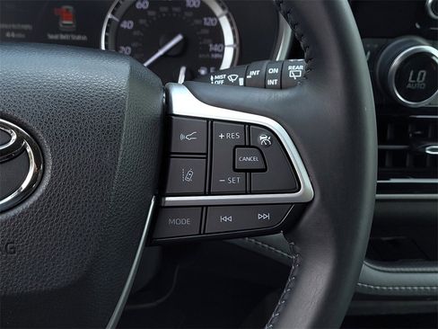 Used 2022 Toyota Highlander XLE image 24