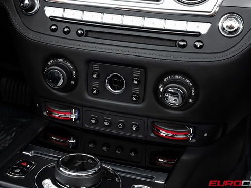 Used 2019 Rolls-Royce Dawn image 28