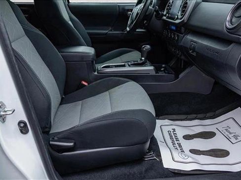 Used 2022 Toyota Tacoma TRD Off-Road image 28