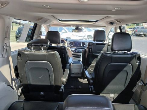 Used 2017 Chrysler Pacifica Limited FWD image 14