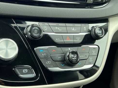 Used 2024 Chrysler Pacifica Touring-L FWD image 29