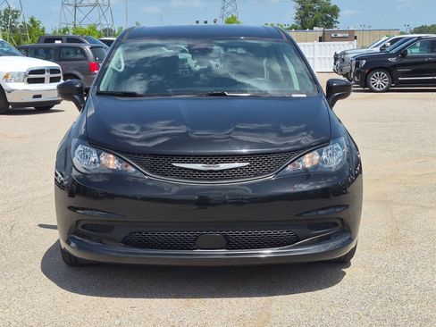 Used 2023 Chrysler Voyager LX FWD image 9