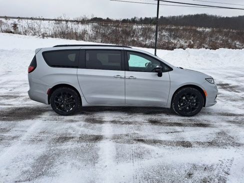 New 2026 Chrysler Pacifica Select image 4