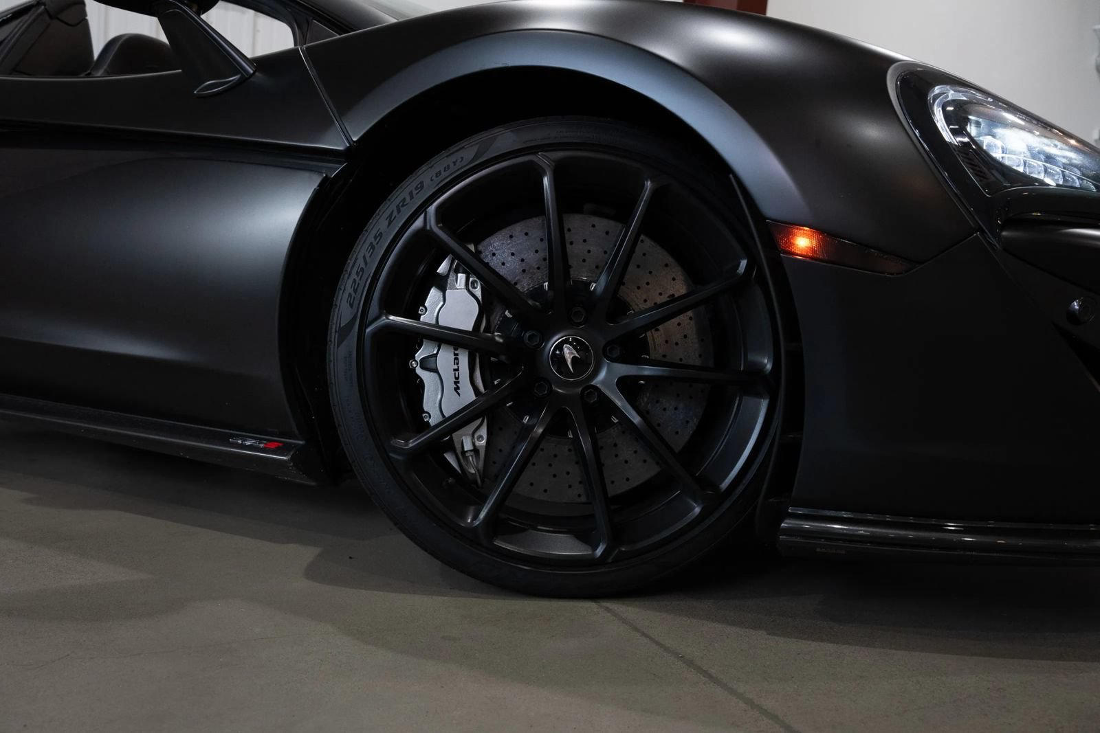 Used 2019 McLaren 570S Spider RWD image 24
