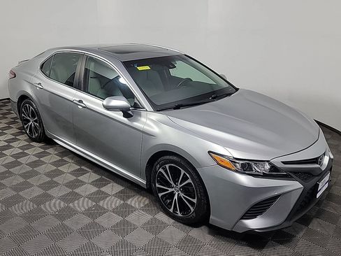 Used 2018 Toyota Camry SE w/ Moonroof Package image 2
