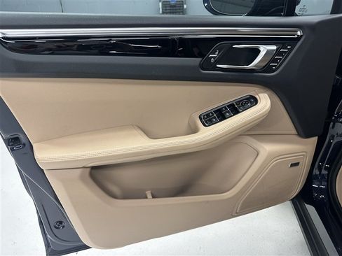 Used 2023 Porsche Macan AWD/4WD image 19