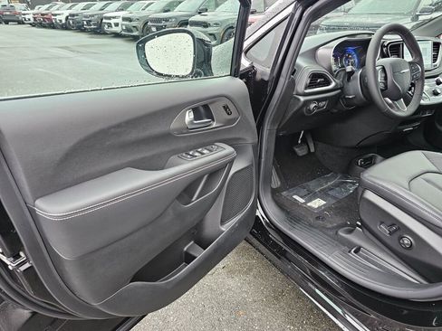 New 2026 Chrysler Pacifica Select image 19