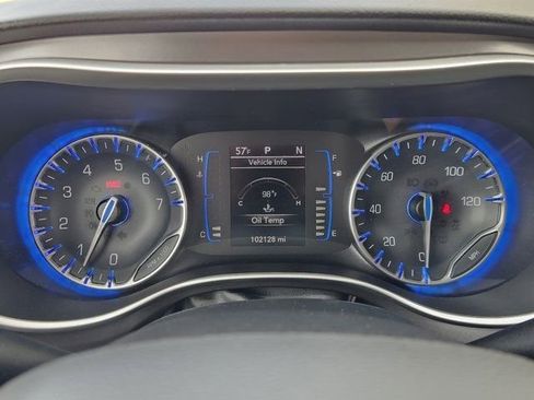 Used 2020 Chrysler Pacifica Touring-L image 7