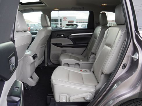 Used 2019 Toyota Highlander XLE image 23