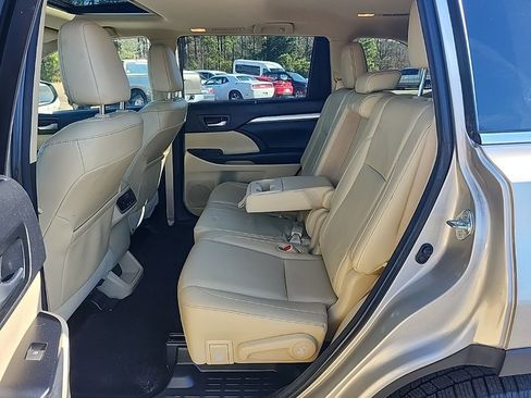 Used 2015 Toyota Highlander XLE image 31