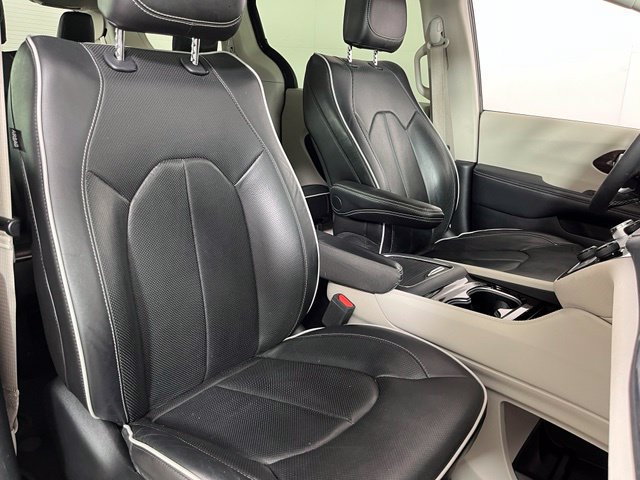 Used 2023 Chrysler Pacifica Limited AWD/4WD image 44