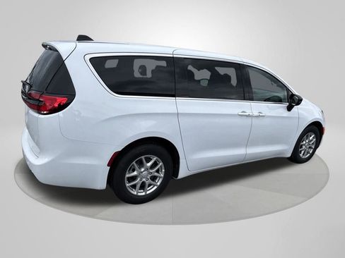 New 2026 Chrysler Pacifica Select image 7