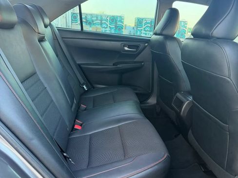 Used 2017 Toyota Camry SE w/ Moonroof Package FWD image 9