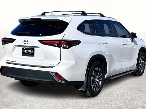 Used 2024 Toyota Highlander LE image 2