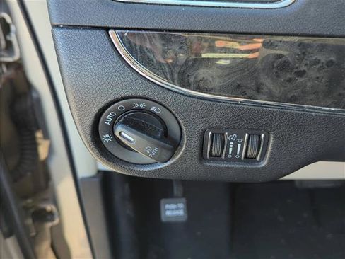 Used 2013 Chrysler Town & Country Touring image 11