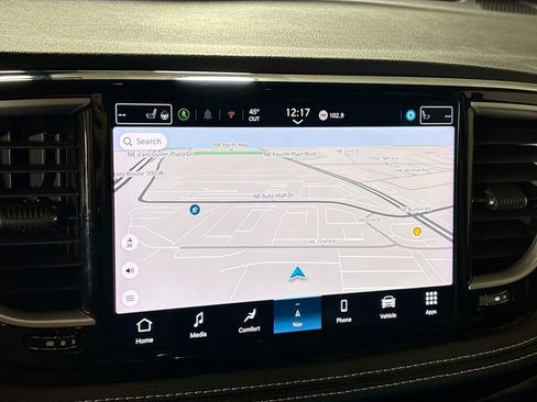 Used 2024 Chrysler Pacifica Select image 16