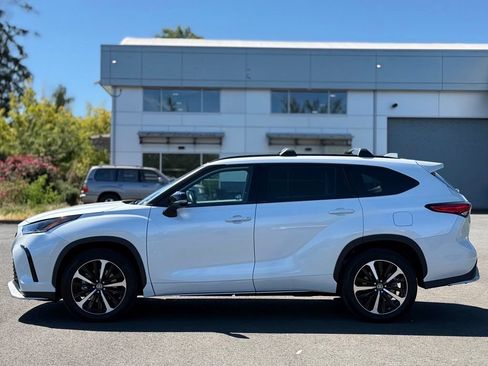 Used 2022 Toyota Highlander XSE AWD/4WD image 2
