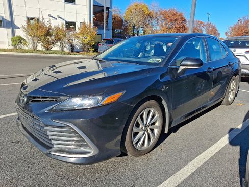Certified 2022 Toyota Camry LE image 3
