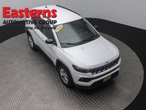 Used 2024 Jeep Compass Latitude AWD/4WD image 3