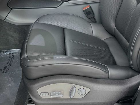 Certified 2026 Porsche Macan AWD/4WD image 12