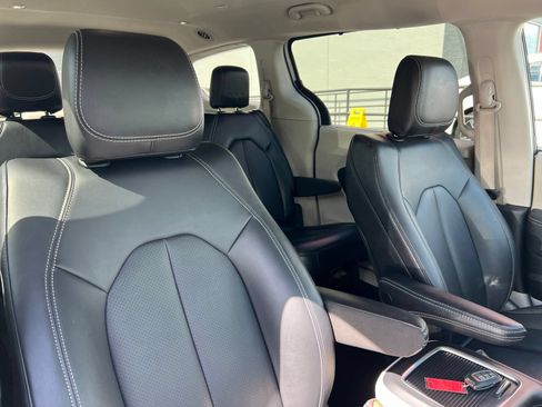 Used 2024 Chrysler Pacifica Touring-L FWD image 59