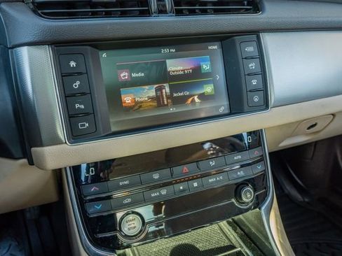 Used 2016 Jaguar XF Premium image 27