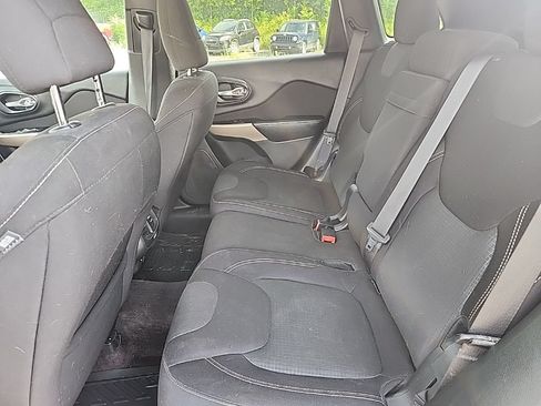 Used 2018 Jeep Cherokee Latitude FWD image 23