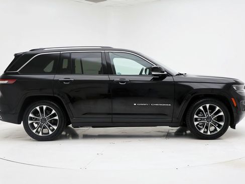 Used 2023 Jeep Grand Cherokee Overland w/ Luxury Tech Group IV AWD/4WD image 3