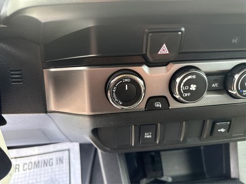 Used 2020 Toyota Tacoma SR AWD/4WD image 34