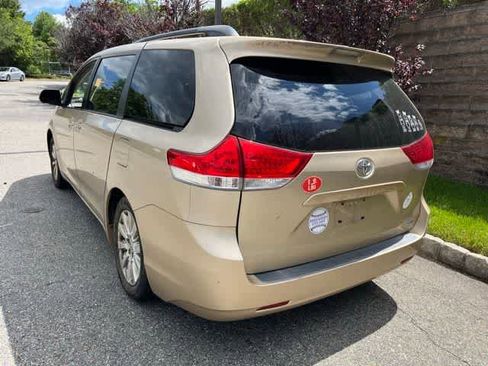 Used 2011 Toyota Sienna XLE AWD/4WD image 6