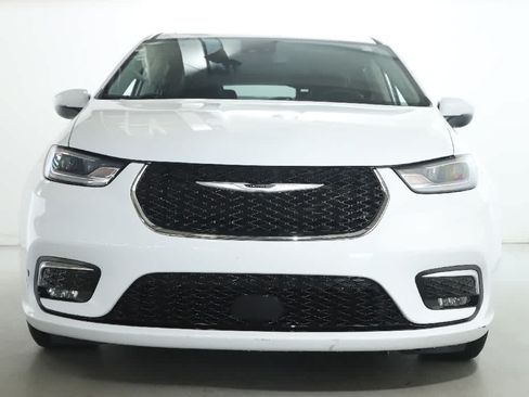 Used 2023 Chrysler Pacifica Touring-L FWD image 5