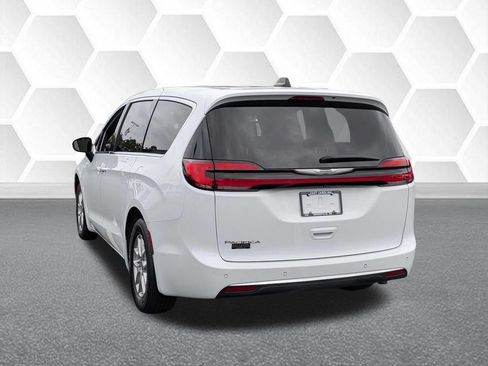 Certified 2025 Chrysler Pacifica Select FWD image 5