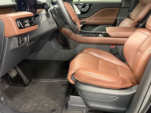 Used 2025 Lincoln Aviator Reserve w/ Equipment Group 201A image 12