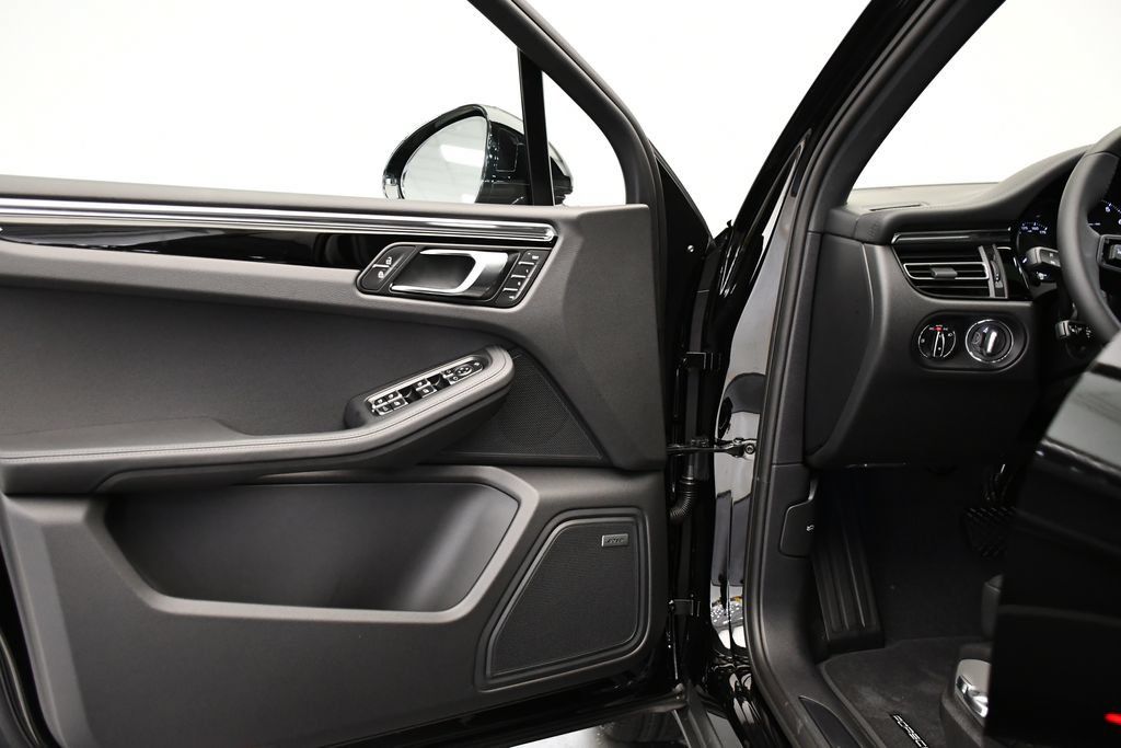 Certified 2026 Porsche Macan AWD/4WD image 35