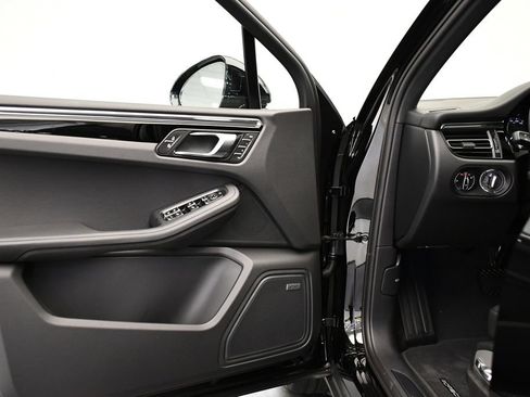 Certified 2026 Porsche Macan AWD/4WD image 35