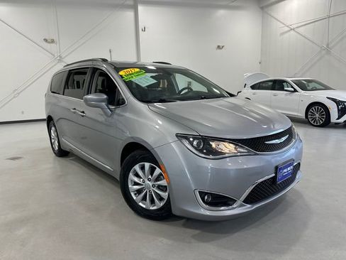 Used 2017 Chrysler Pacifica Touring-L image 4