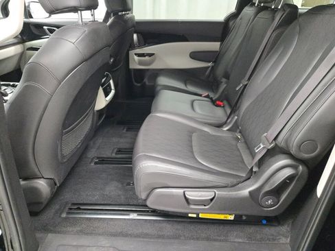 Used 2024 Kia Carnival EX image 18