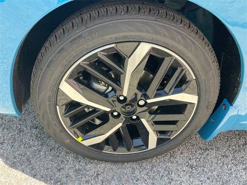 New 2025 Nissan Versa SR w/ Trunk Package image 18