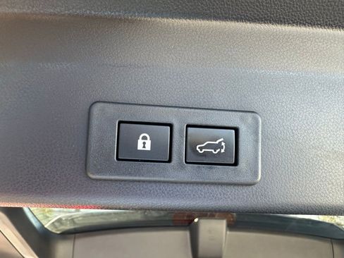 Used 2023 Subaru Ascent Touring image 8