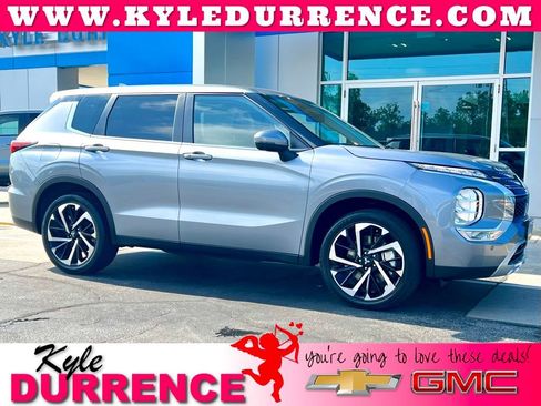 Used 2024 Mitsubishi Outlander SE image 1