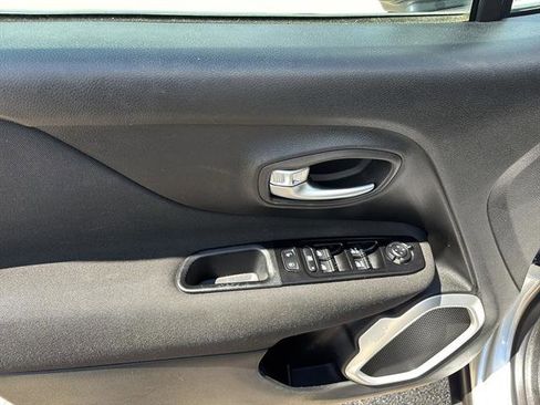 Used 2021 Jeep Renegade Latitude w/ Luxury Group I image 13