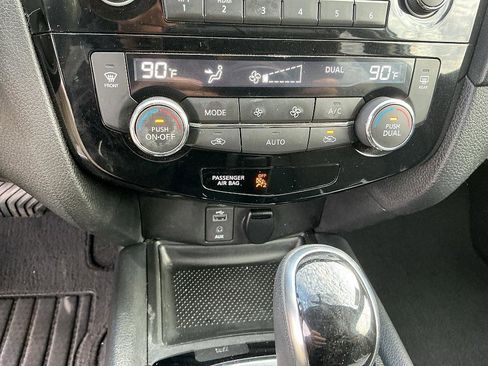 Used 2017 Nissan Rogue SV image 19