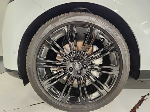 Used 2024 Land Rover Range Rover SE AWD/4WD image 8