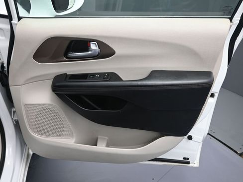 Used 2018 Chrysler Pacifica Touring Plus w/ Tire & Wheel Group image 36