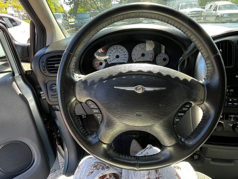 Used 2006 Chrysler Town & Country Touring FWD image 19
