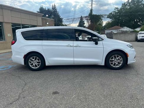 Used 2025 Chrysler Pacifica Select FWD image 4