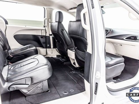 Used 2020 Chrysler Pacifica Touring-L image 35