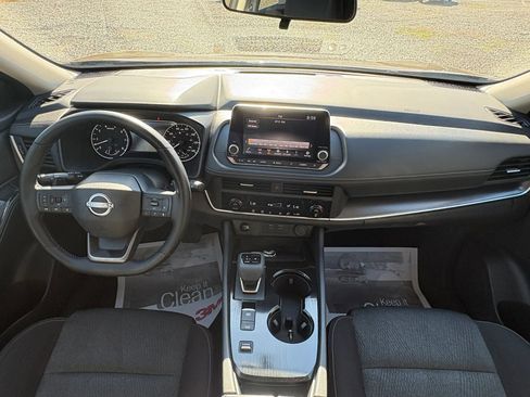 Used 2025 Nissan Rogue SV FWD image 3